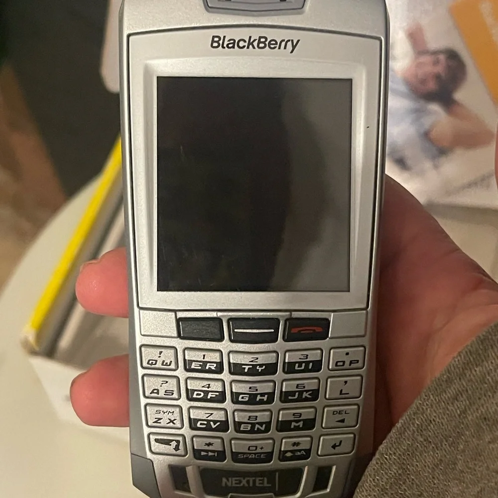 VTG Blackberry 7100i Nextel with battery no charging cord, comes w extras